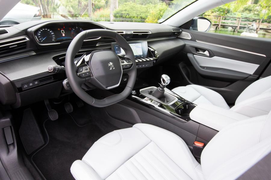 Интерьер Peugeot 508 2018 года  (WW) (фото 14 из 36)